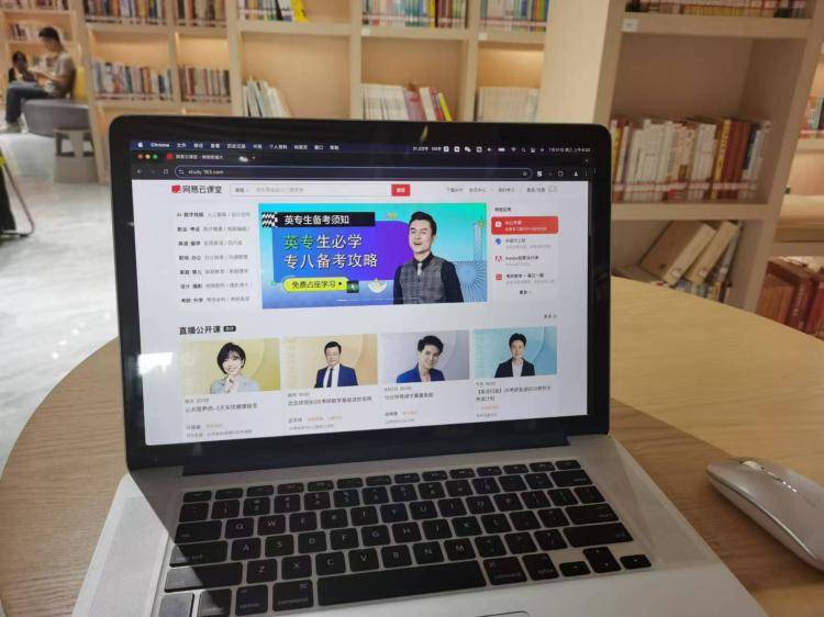 手工羽毛扇網(wǎng)站如何憑借傳統(tǒng)工藝傳承擴(kuò)大流量？同行都是怎么做的？